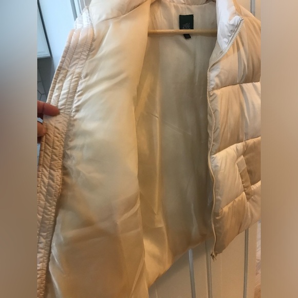 Wild Fable Sz S full zip puffer vest.Beige & white.Runs large: see dimensions. - Picture 4 of 6